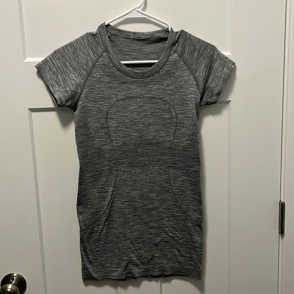 Lululemon tee. Sz:4. Breathable nylon material. 🩶